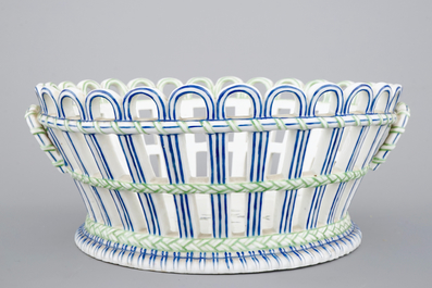 A Niderviller porcelain open-worked basket on stand, 18/19th C.